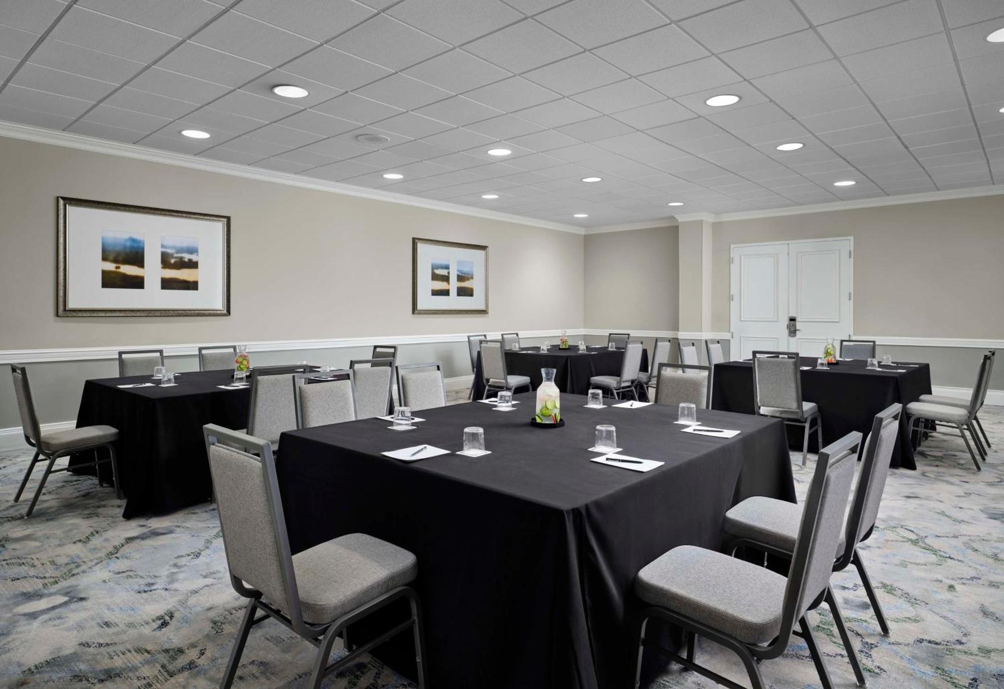 Отель Hilton New Orleans Airport Кеннер Экстерьер фото