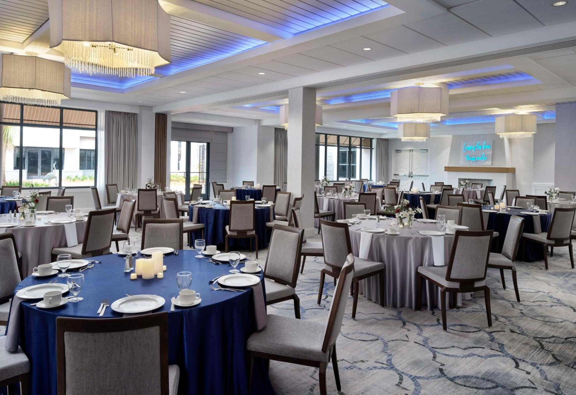 Отель Hilton New Orleans Airport Кеннер Экстерьер фото