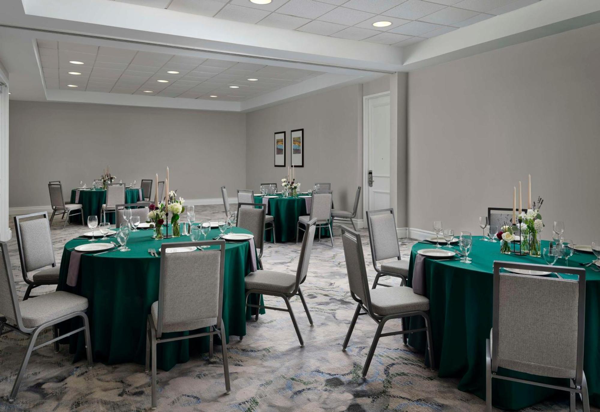 Отель Hilton New Orleans Airport Кеннер Экстерьер фото