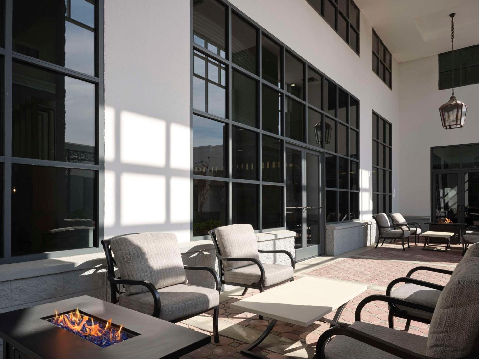 Отель Hilton New Orleans Airport Кеннер Экстерьер фото